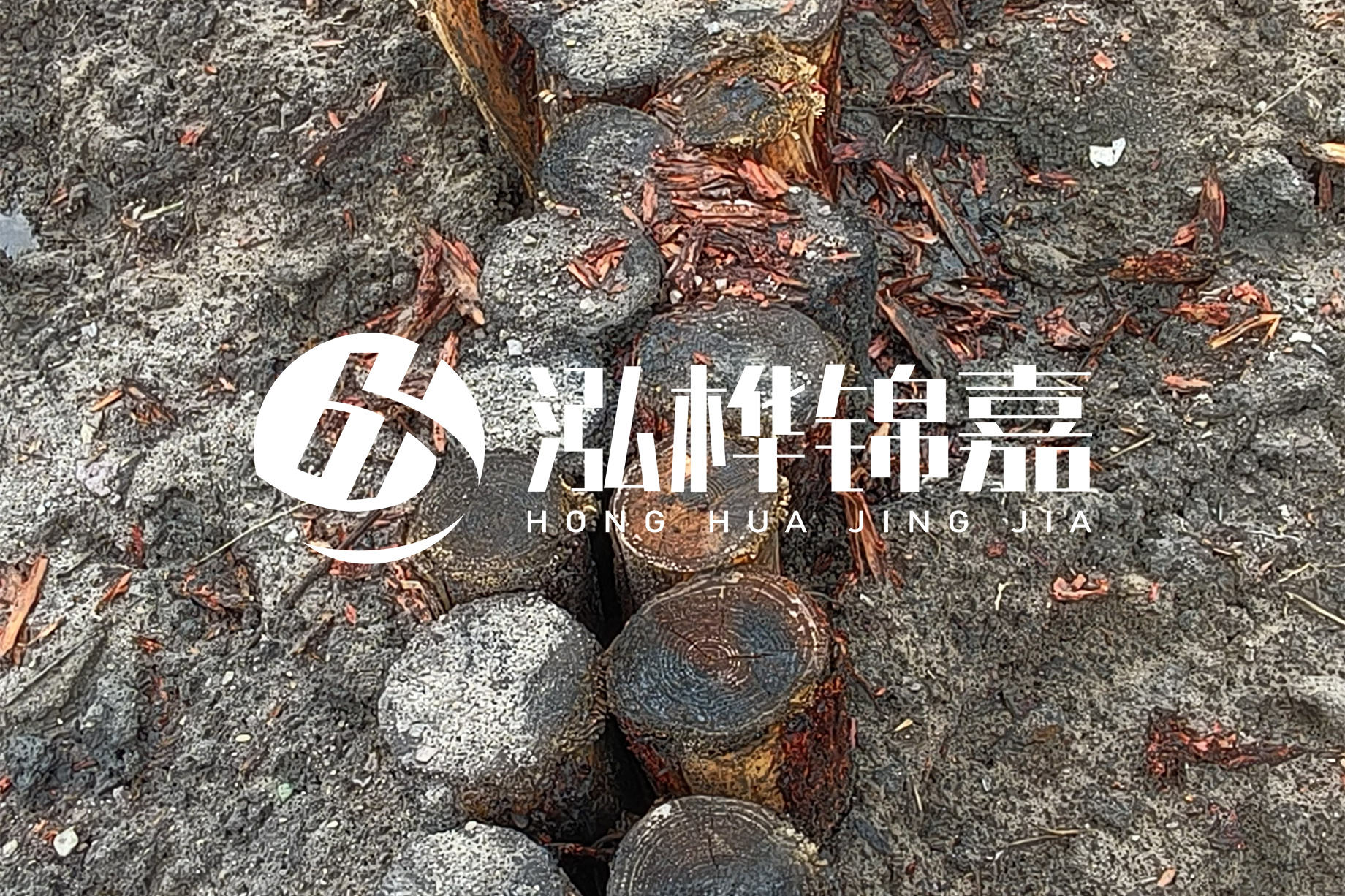 魚塘淤泥太多怎么清理？挖掘機(jī)清除淤泥的作用及方法