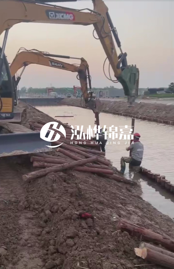 沈陽地基穩(wěn)定打松木樁施工-地基是打樁好還是灌樁好？